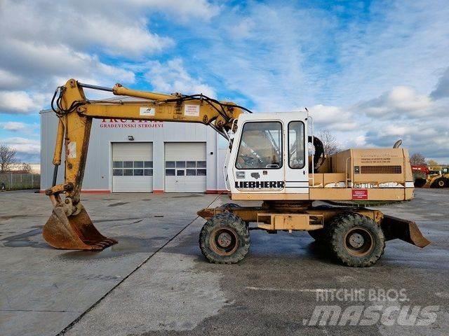 Liebherr A912 Pelle sur pneus