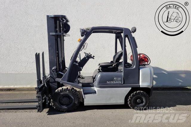 Nissan U1D2A25LQ Chariots GPL
