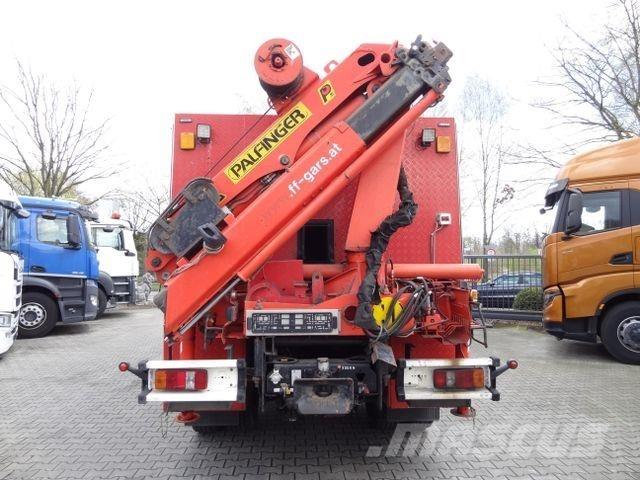 Palfinger PK 7000 Camion plateau ridelle avec grue