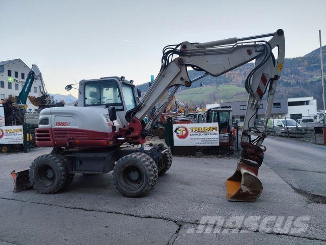 Takeuchi TB295W Pelle sur pneus