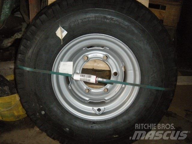  - - - 300-80-15.3 Pneus, roues et jantes