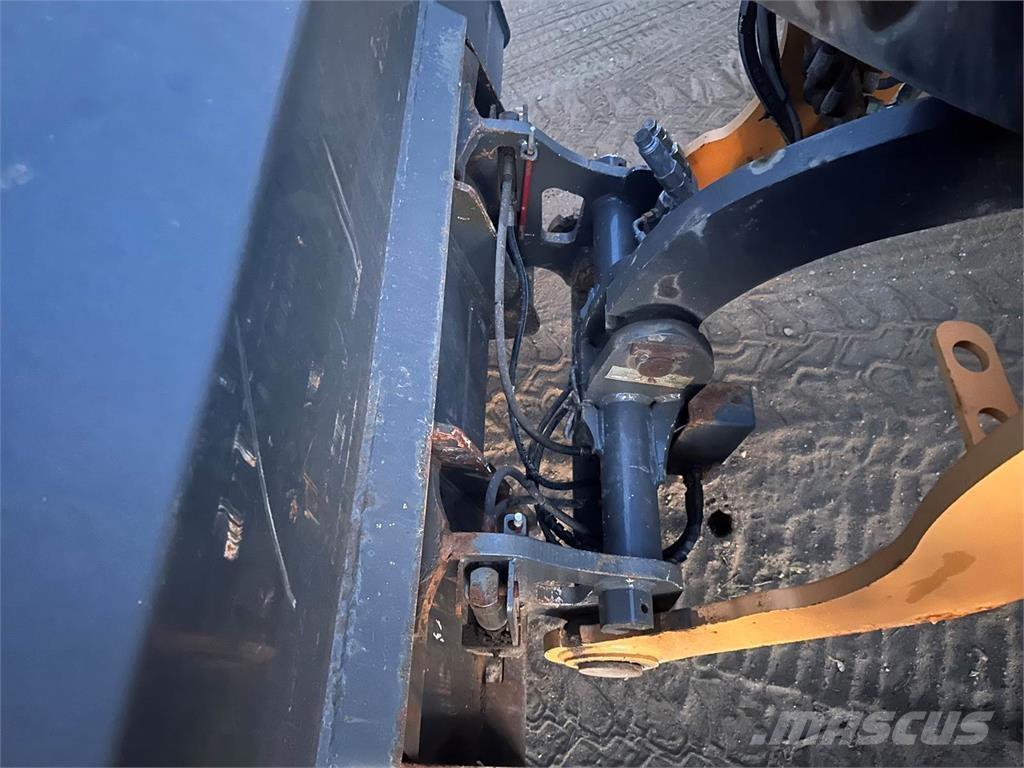 CASE 321F Chargeuse sur pneus