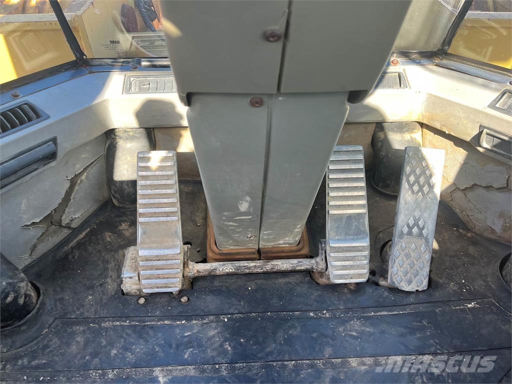 CASE 821C Chargeuse sur pneus