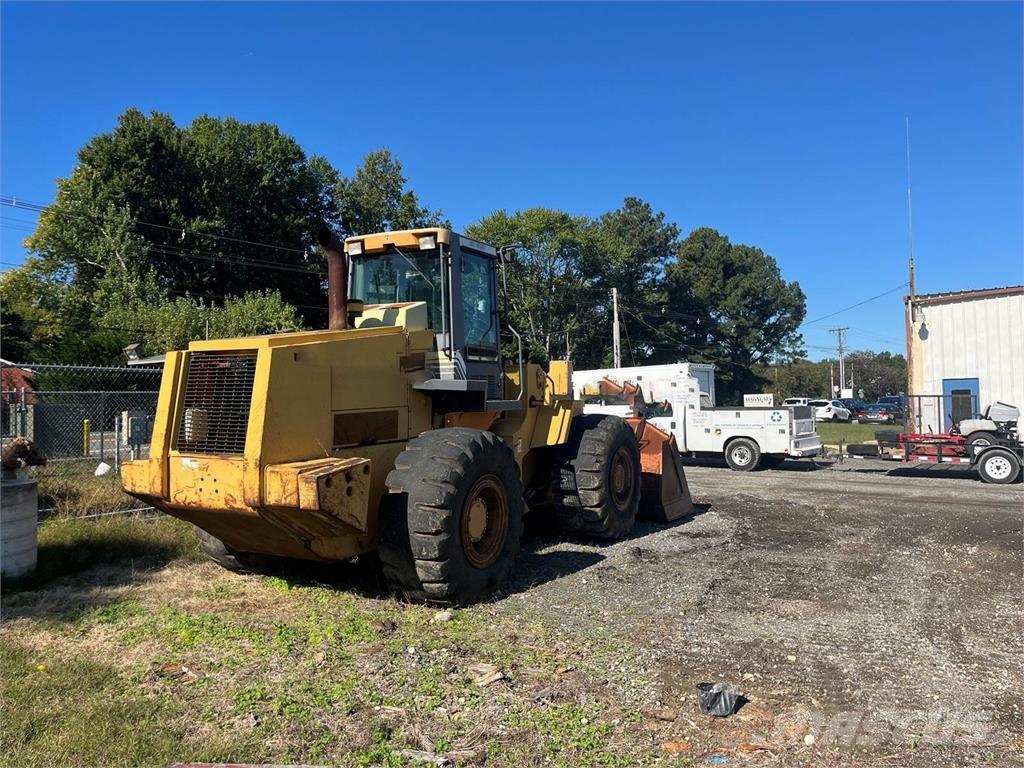 CASE 821C Chargeuse sur pneus