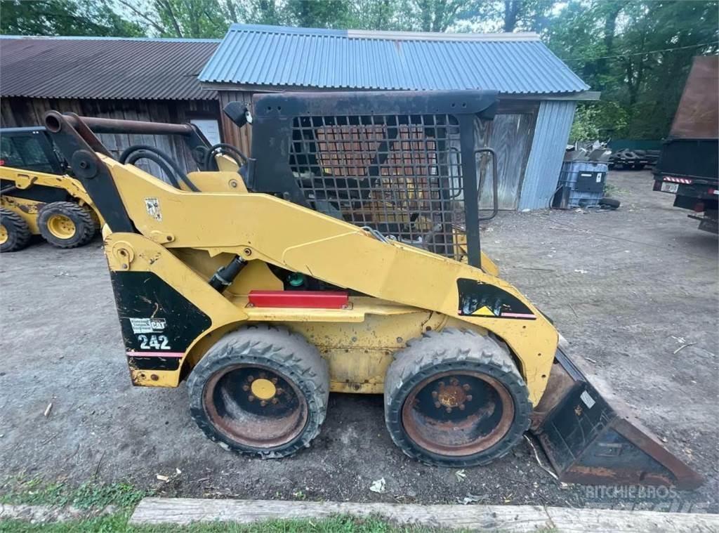 CAT 242 Chargeuse compacte