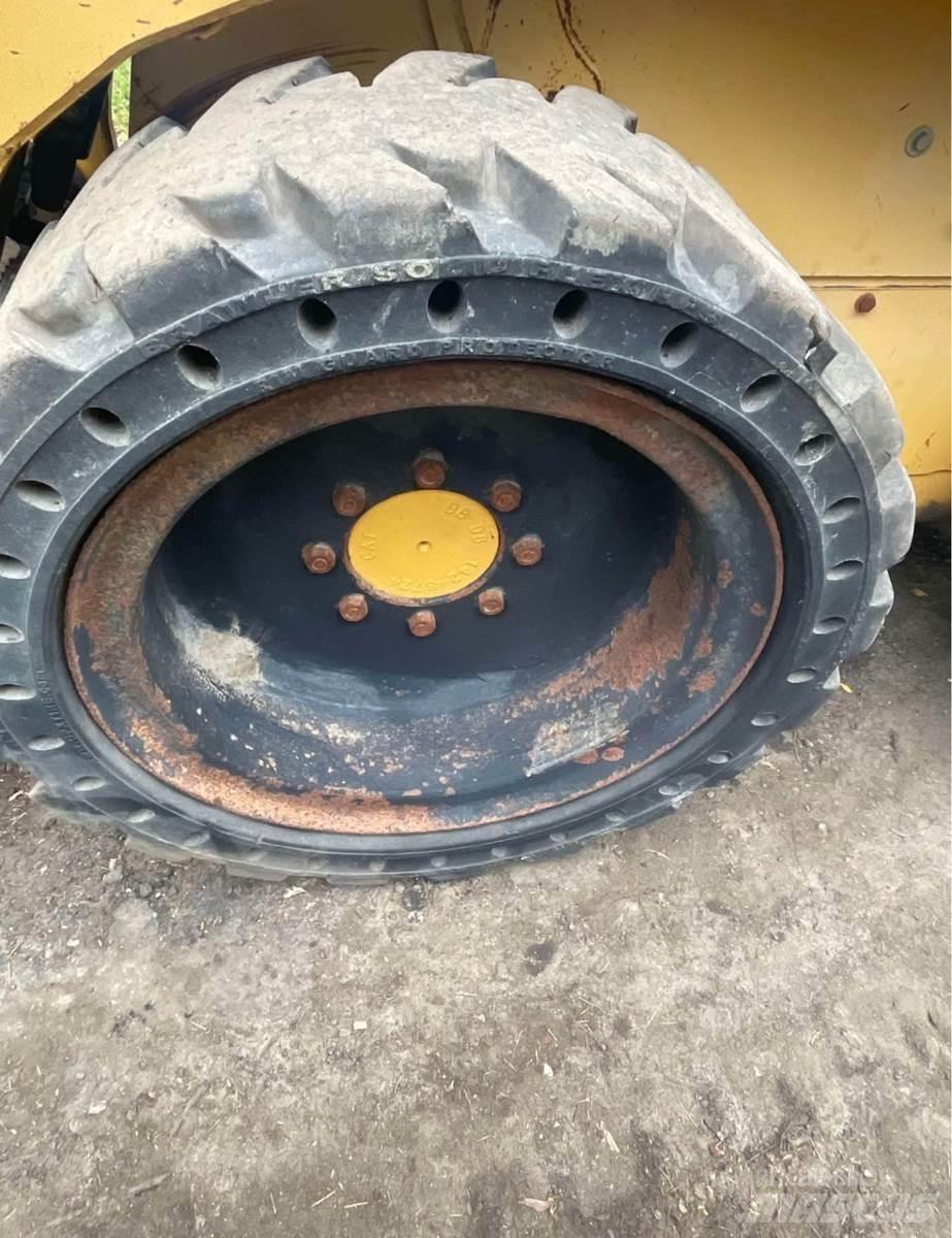 CAT 242 Chargeuse compacte