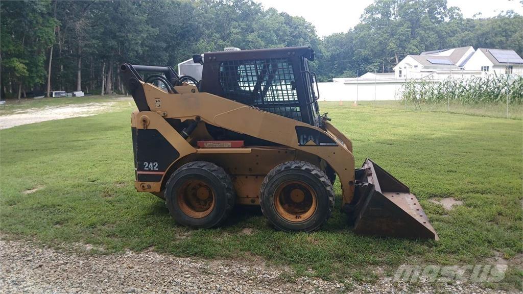 CAT 242 Chargeuse compacte