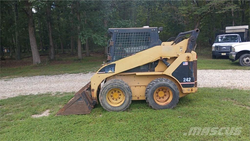 CAT 242 Chargeuse compacte