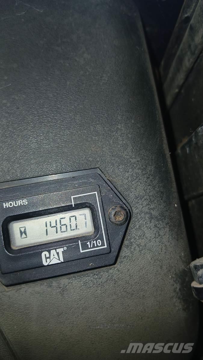 CAT 242 Chargeuse compacte