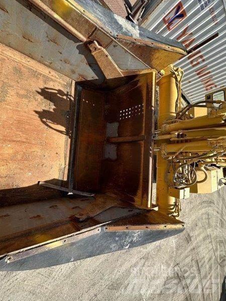 CAT 621G Scraper
