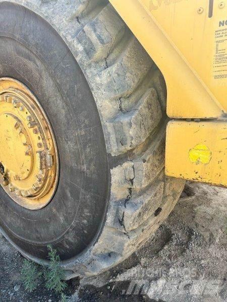CAT 621G Scraper