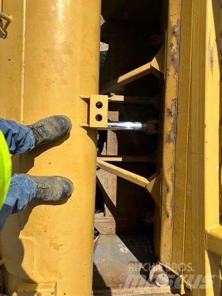 CAT 621G Scraper