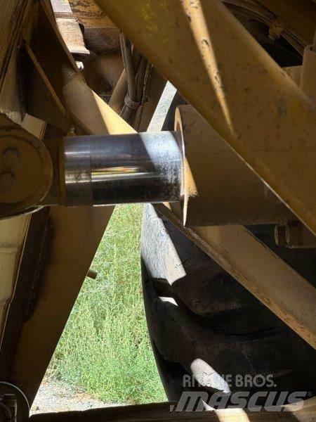 CAT 621G Scraper