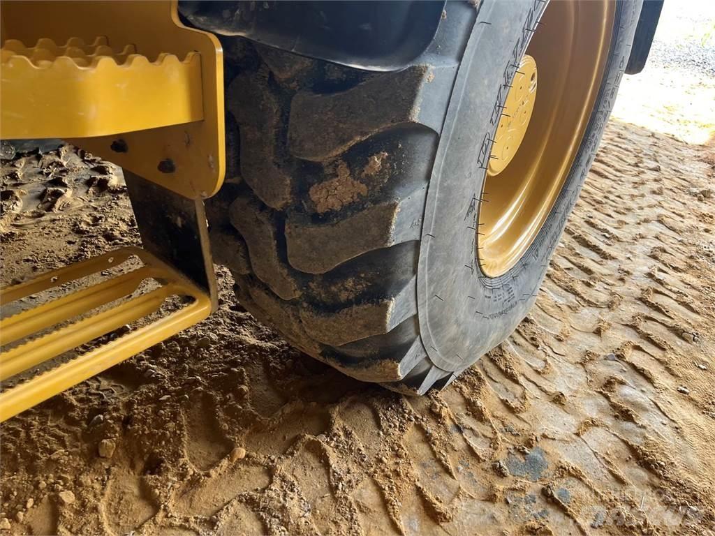 CAT 908M Chargeuse sur pneus