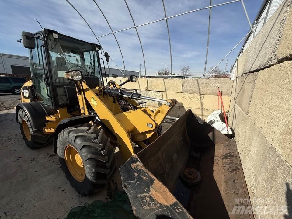 CAT 908M Chargeuse sur pneus