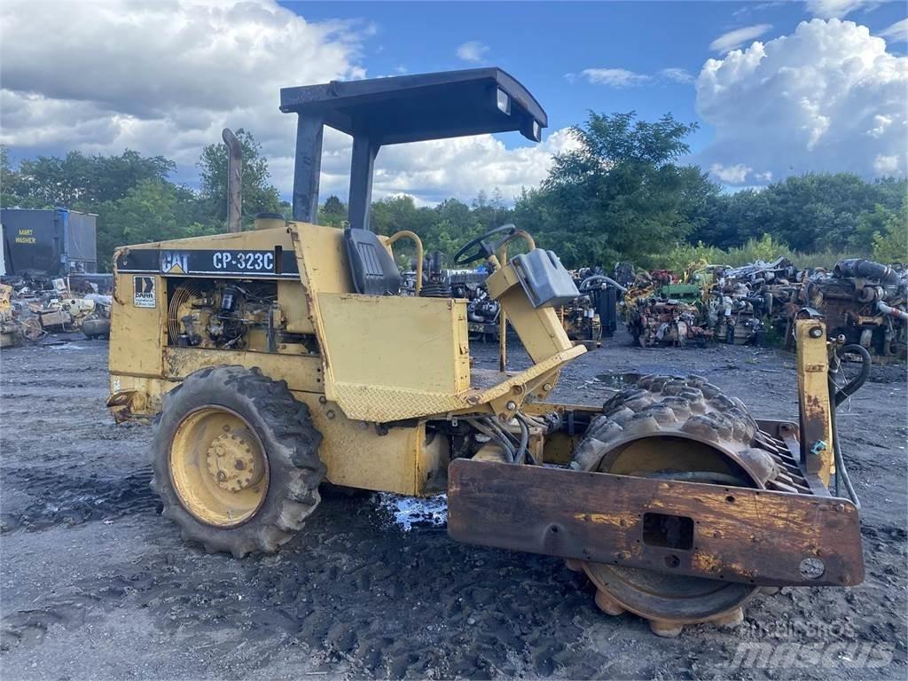CAT CP323C Compacteur de sol