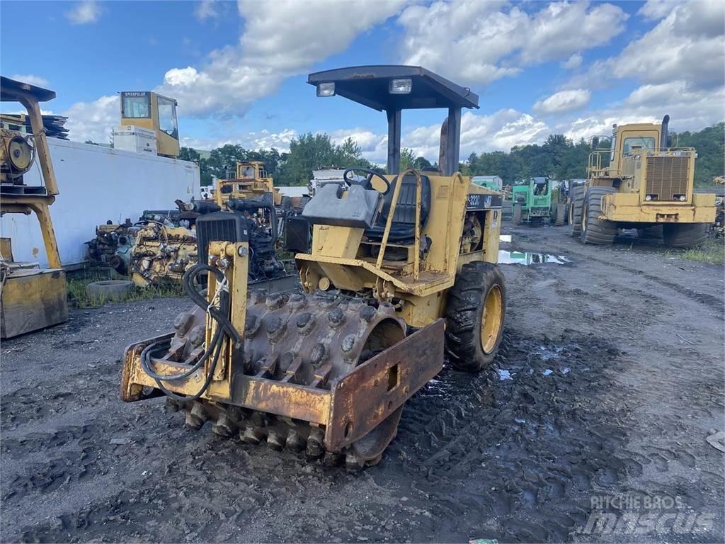 CAT CP323C Compacteur de sol
