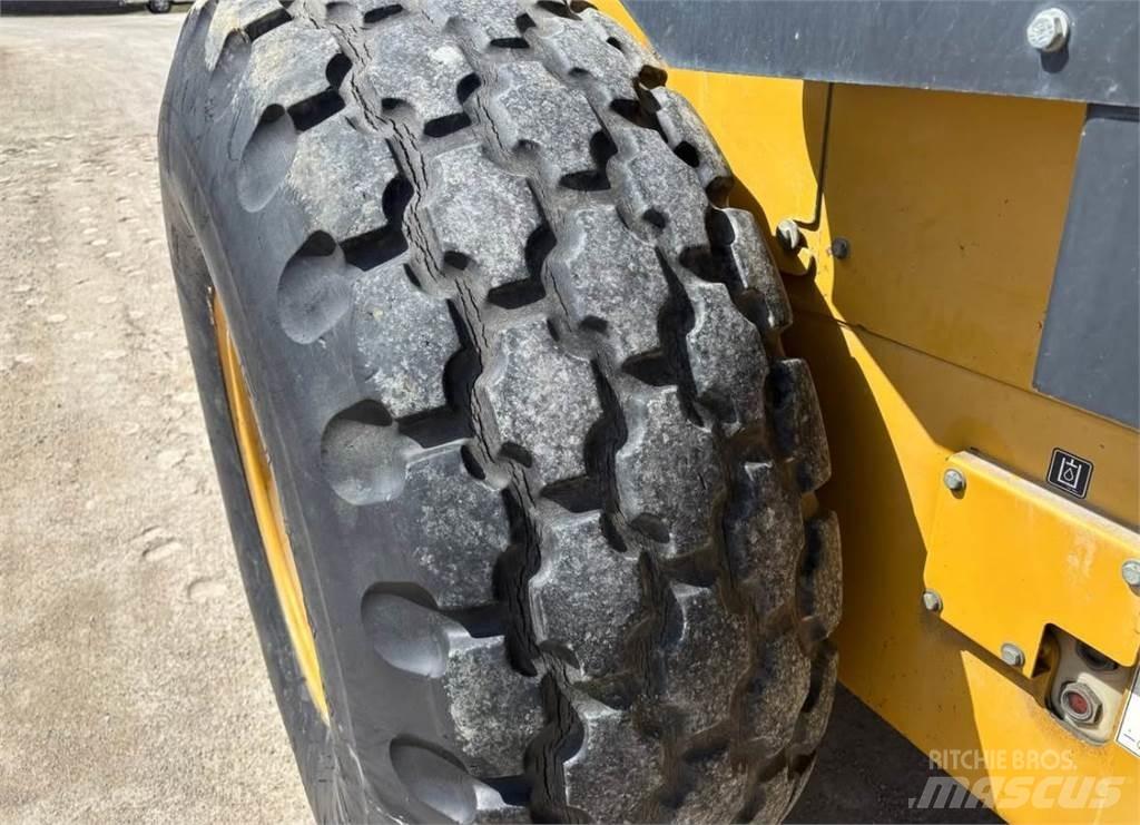 CAT CS56 Compacteur de sol