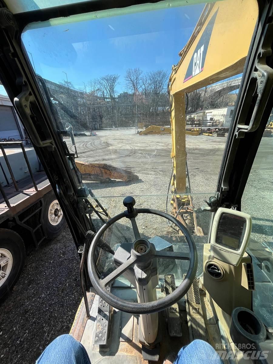 CAT M318C Pelle sur pneus