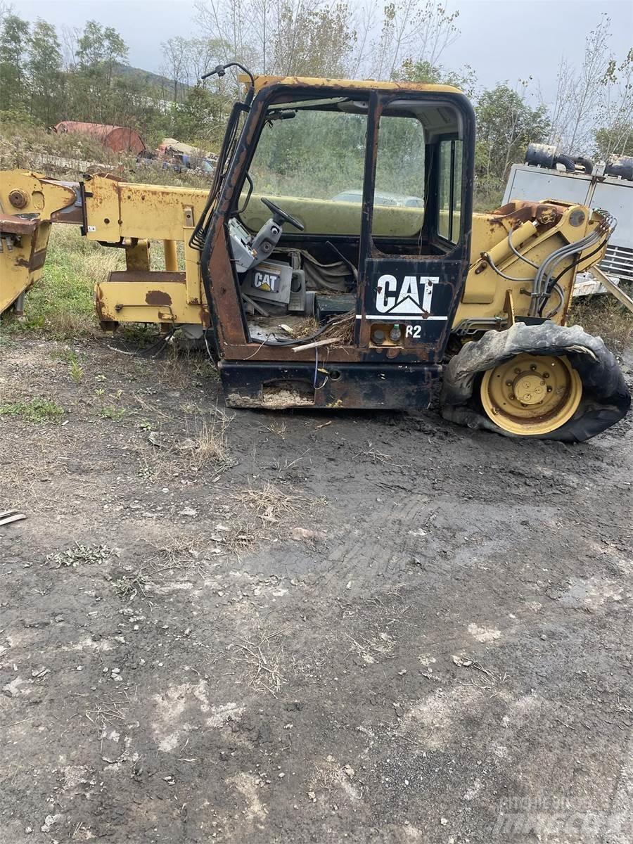CAT TH82 Chariot télescopique
