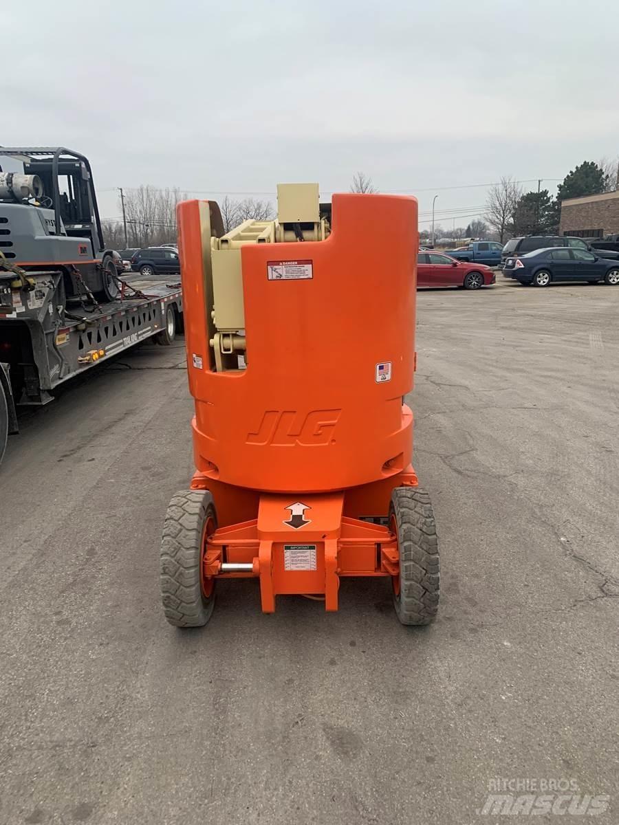 JLG E300AJ Mât vertical