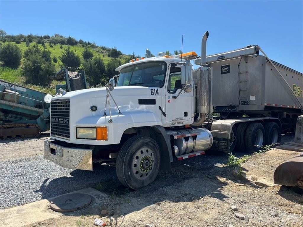 Mack CL733 Autre camion