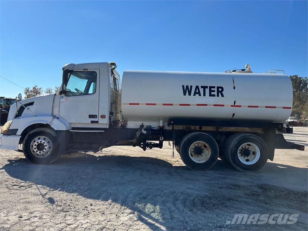 Volvo VNL Motrici cisterna