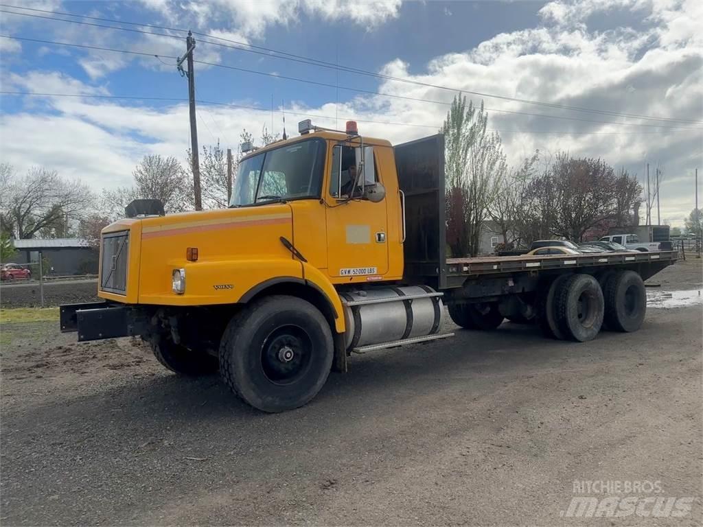 Volvo WG64 Camion benne