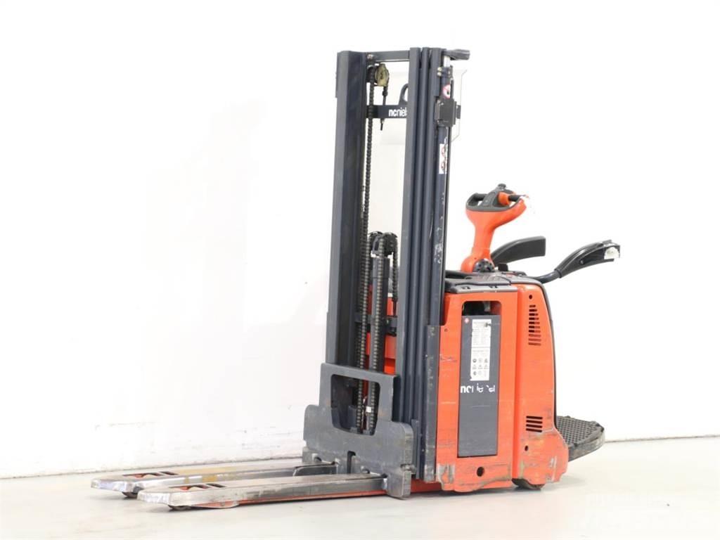 Linde D12AP/133 Gerbeur accompagnant