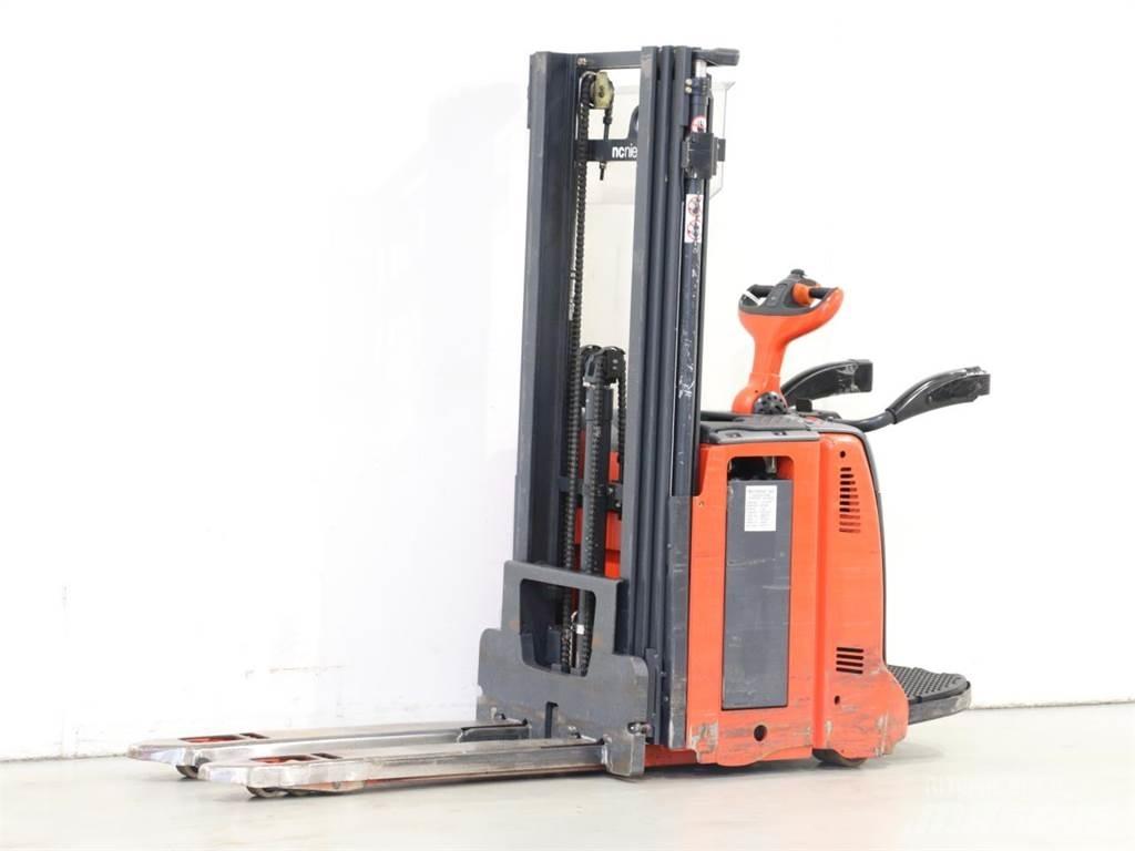 Linde D12AP/133 Gerbeur accompagnant
