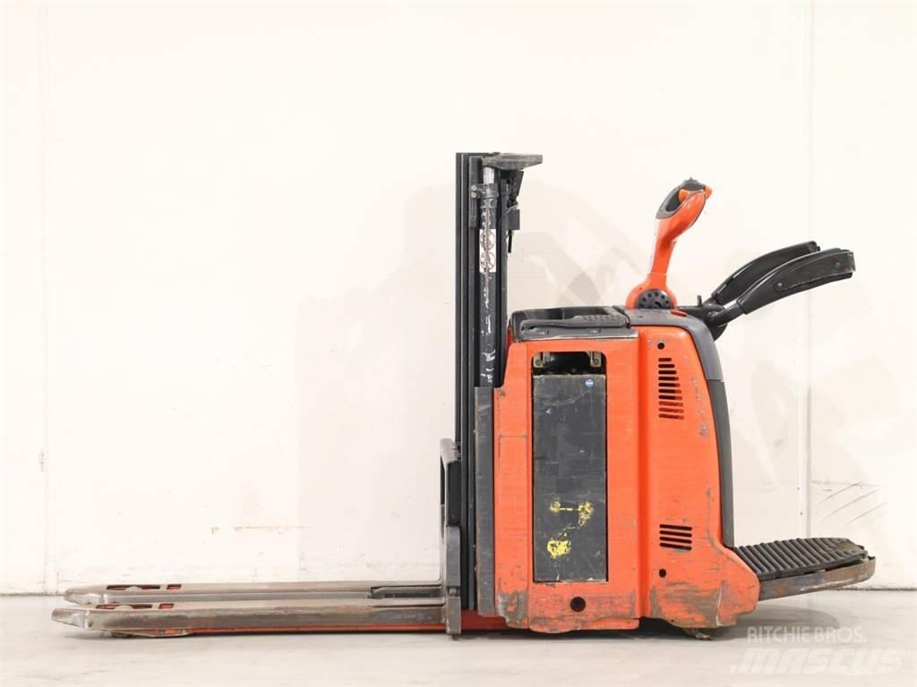 Linde D12AP/133-00 Gerbeur accompagnant