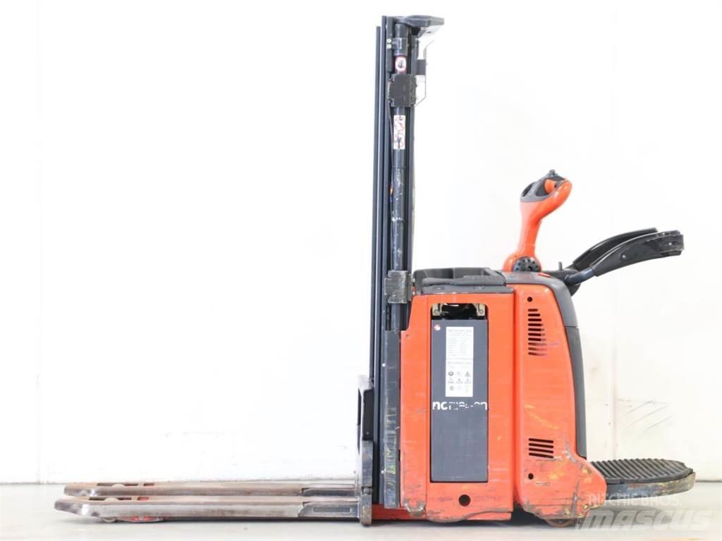 Linde D12AP/133-00 Gerbeur accompagnant