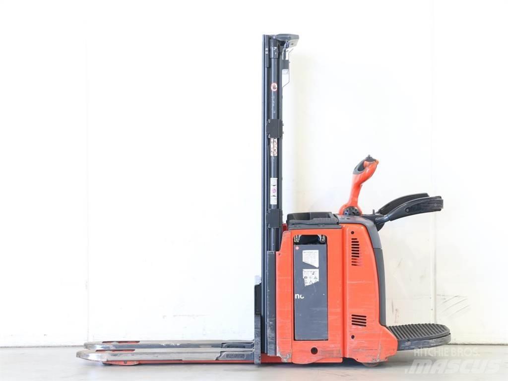 Linde D12AP/133-01 Gerbeur accompagnant