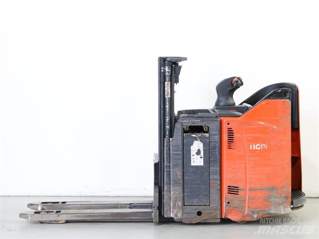 Linde D12HPSP/133 Gerbeur accompagnant