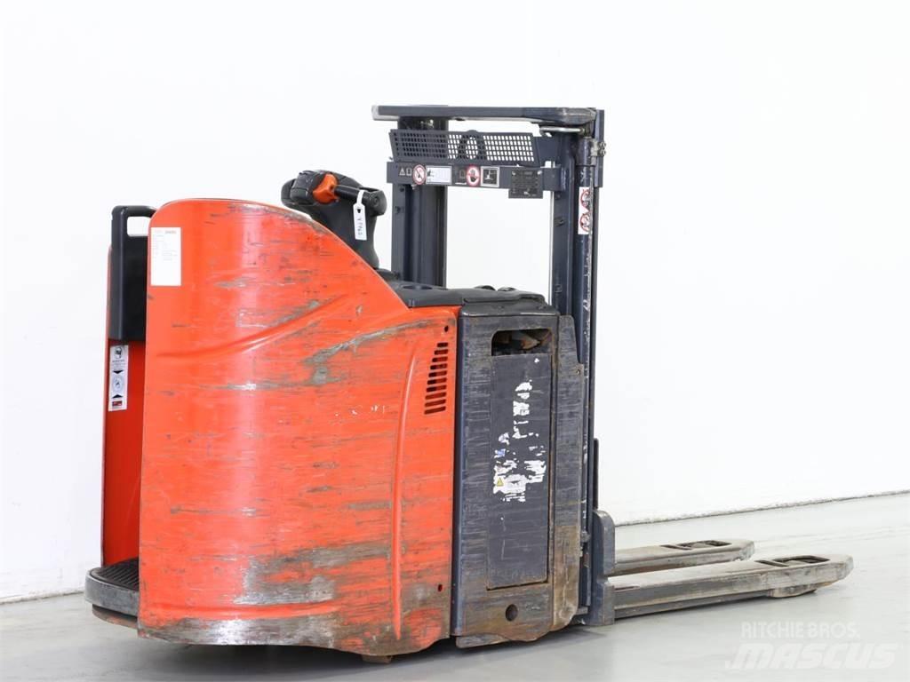 Linde D12HPSP/133 Gerbeur accompagnant