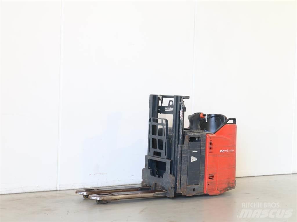 Linde D12SP/133 Gerbeur accompagnant