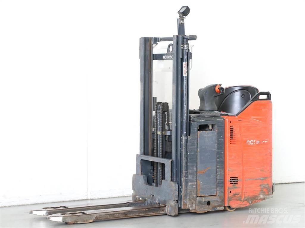 Linde D12SP/133 Gerbeur accompagnant
