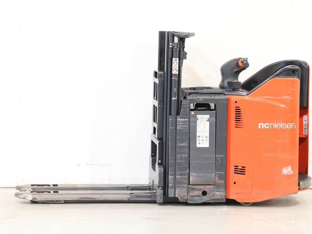 Linde D12SP/133-00 Gerbeur accompagnant