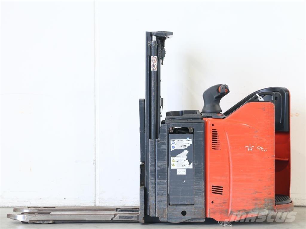 Linde D12SP/133-01 Gerbeur accompagnant
