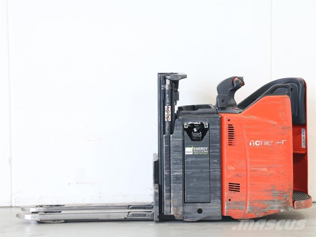 Linde D12SP/133-01 Gerbeur accompagnant
