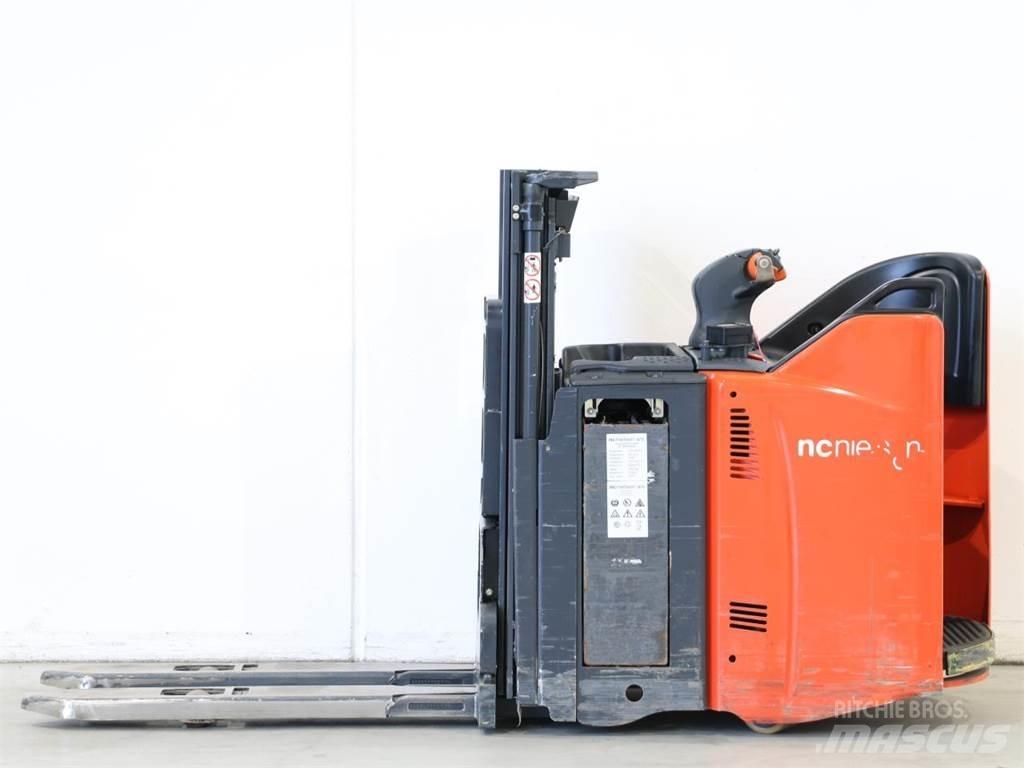 Linde L12SP/133-00 Gerbeur accompagnant