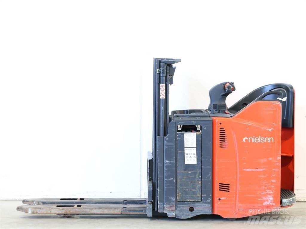 Linde L12SP/133-00 Gerbeur accompagnant