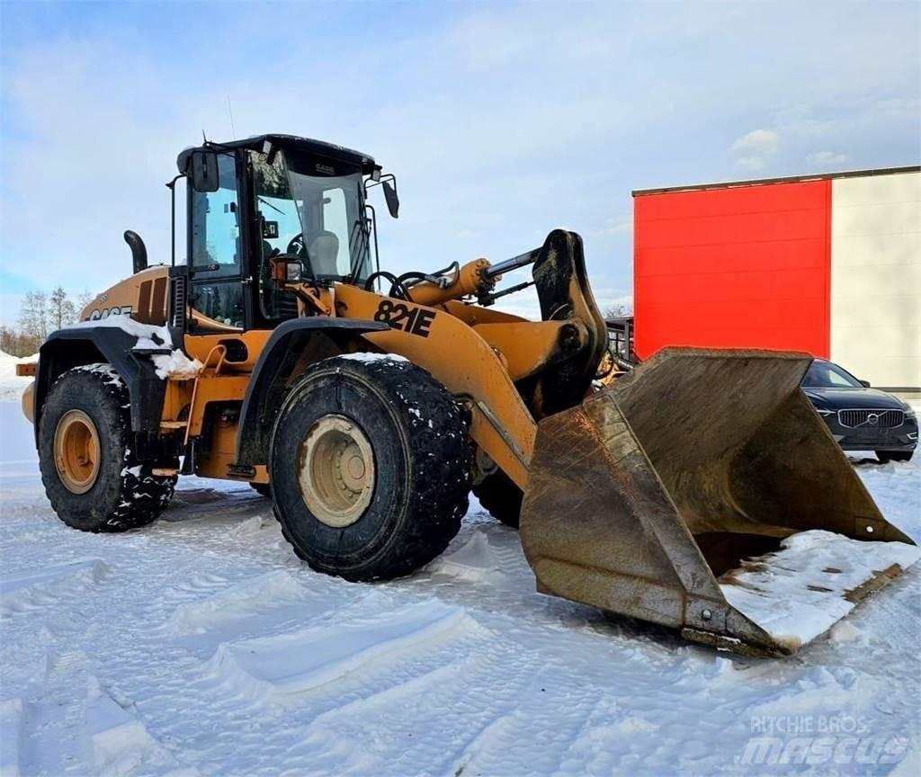 CASE 821E Chargeuse sur pneus