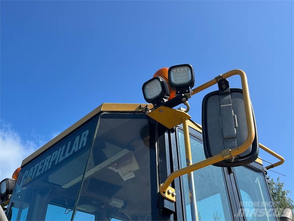 CAT IT24F Chargeuse sur pneus