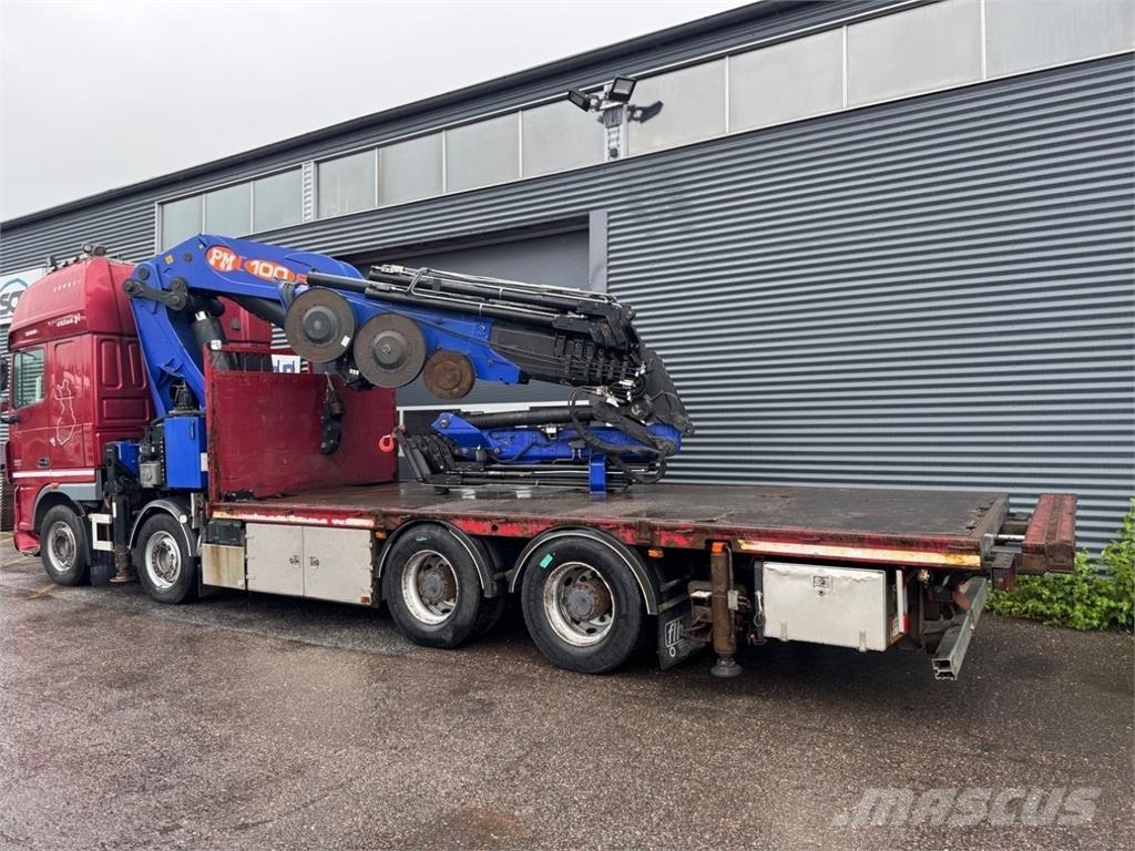 DAF FAD XF105.460 Camion plateau ridelle avec grue
