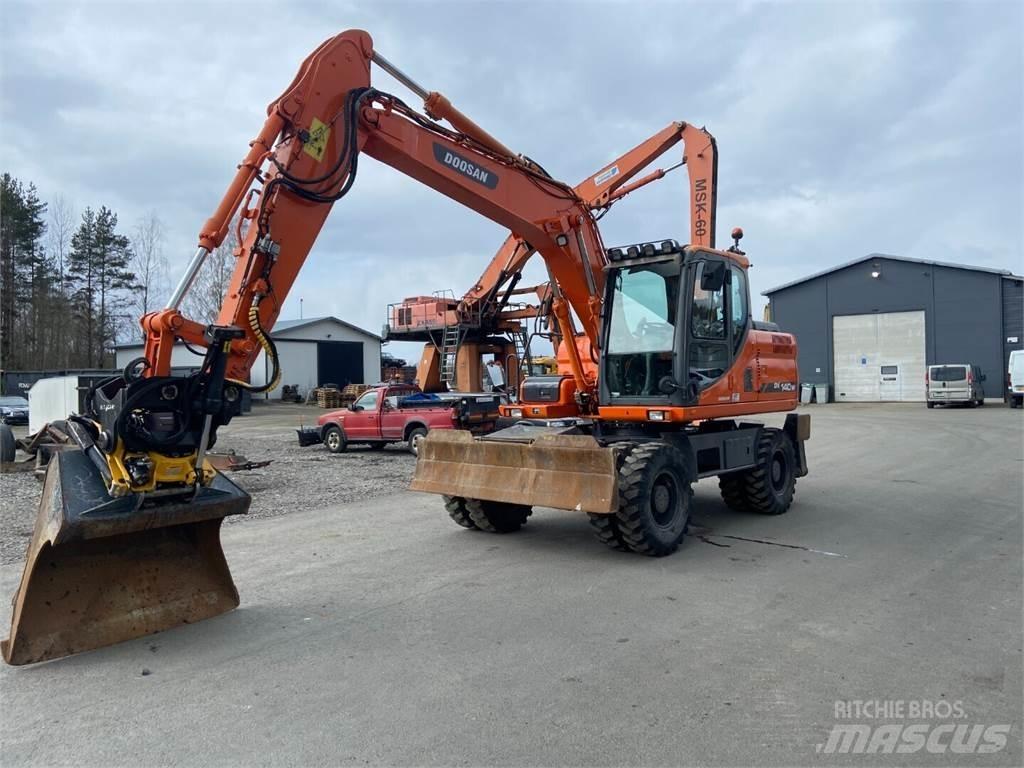 Doosan DX 140W Pelle sur pneus