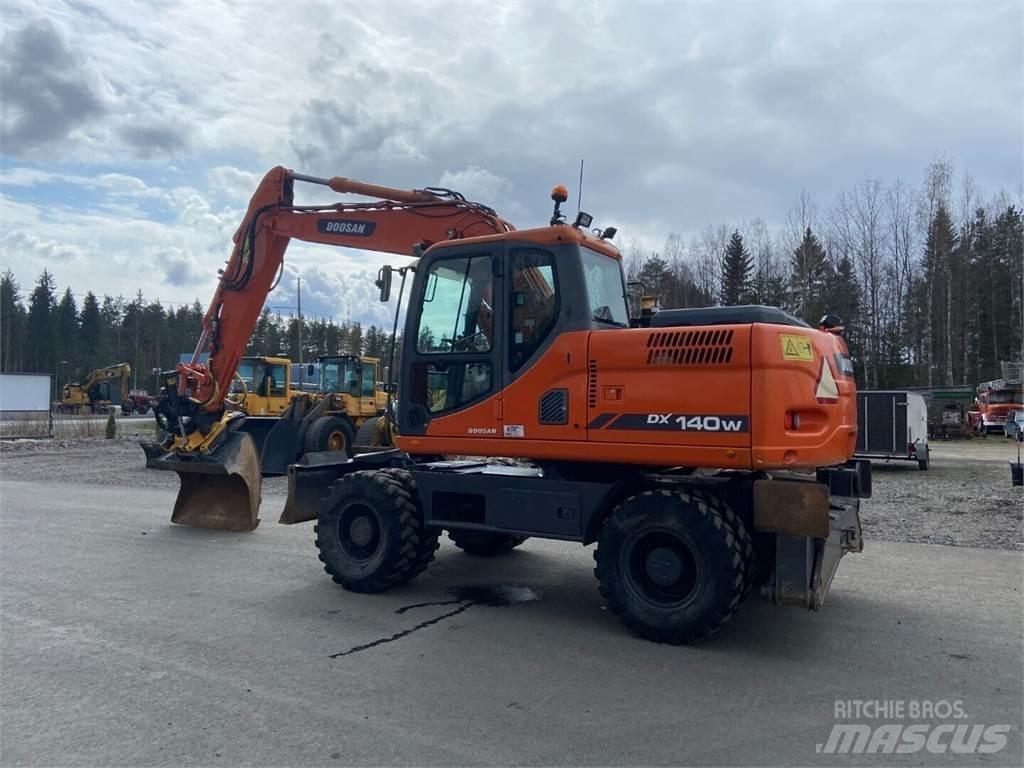Doosan DX 140W Pelle sur pneus