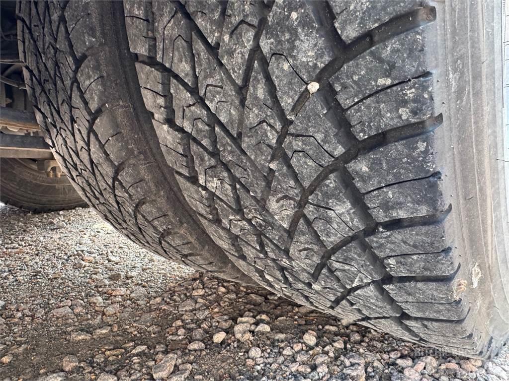 Renault Premium Camion plateau ridelle avec grue
