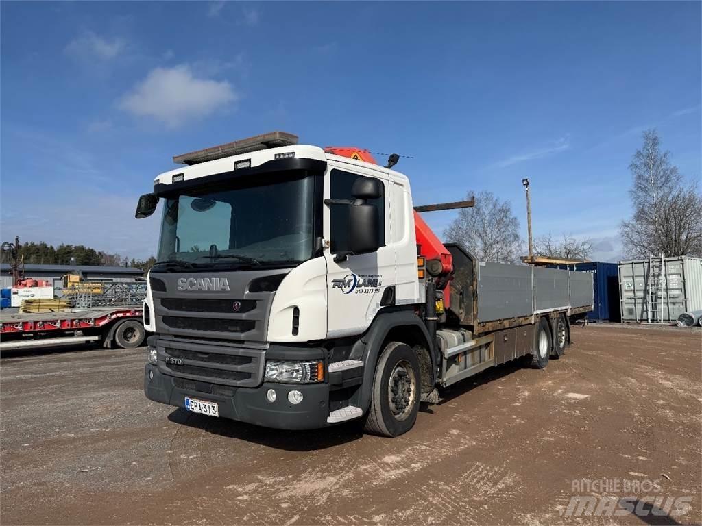Scania P370 Camion plateau ridelle avec grue