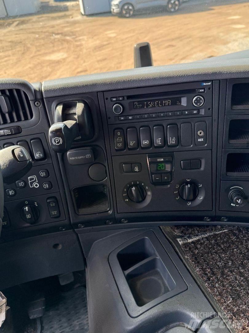 Scania P370 Camion plateau ridelle avec grue